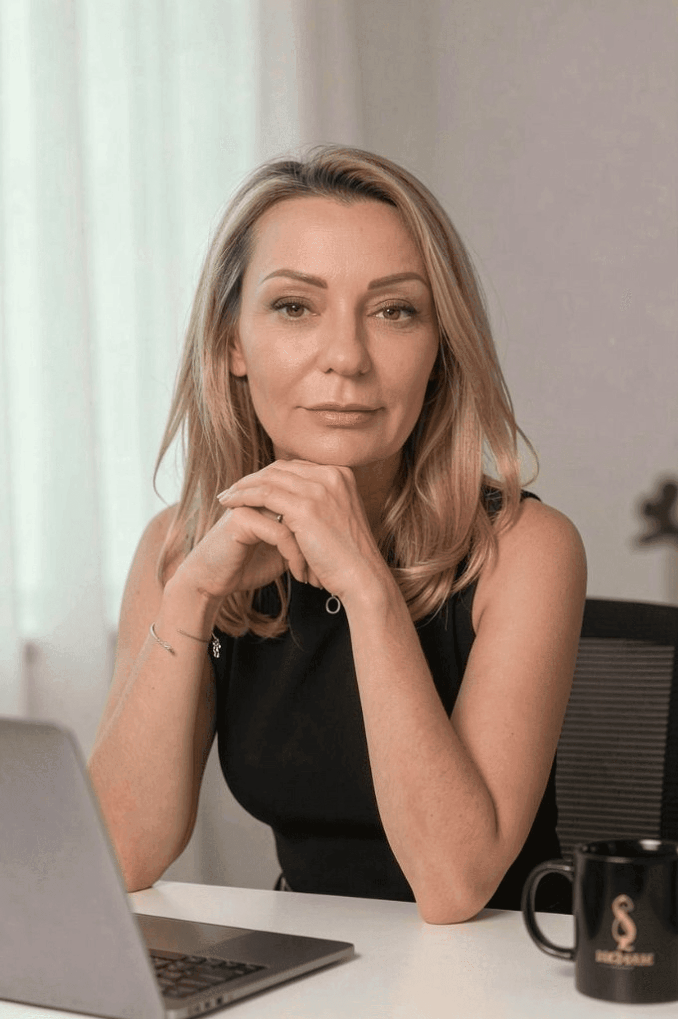 Isabella Neumann beim Akasha Coaching am Schreibtisch
